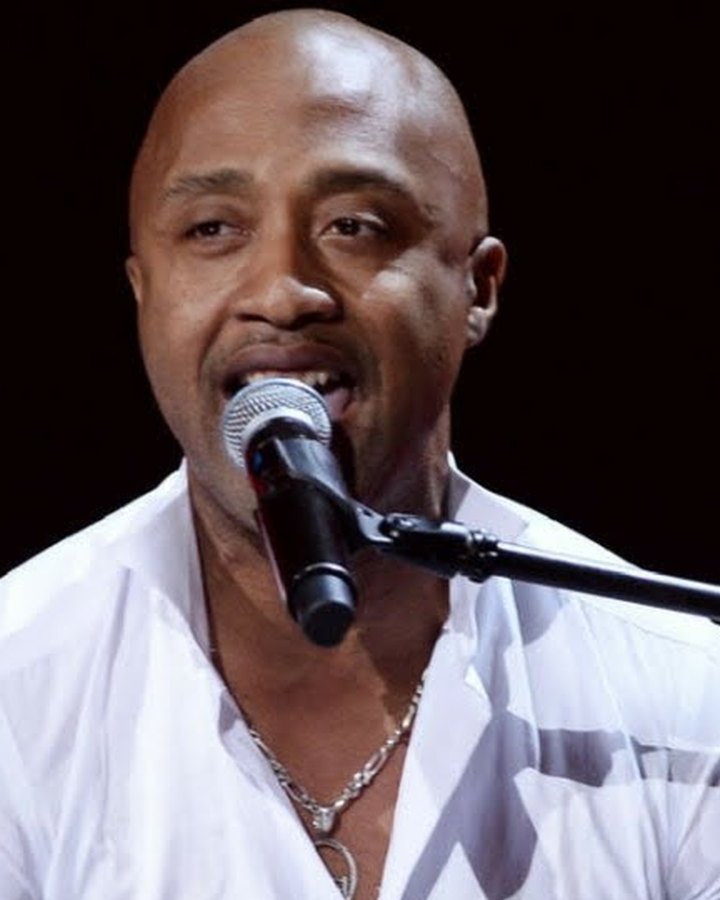 Abraham Kenner III singing at the piano on The Voice of Poland